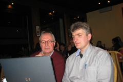 Luuk bekijkt het boek op de laptop van Carel